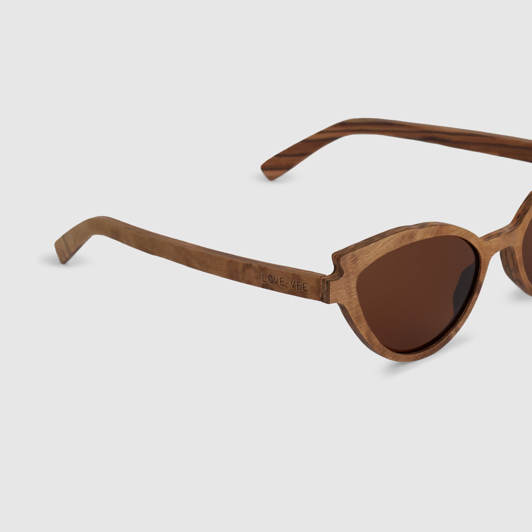 Van der Woodsen | Light Brown Wood Sunglasses Detail
